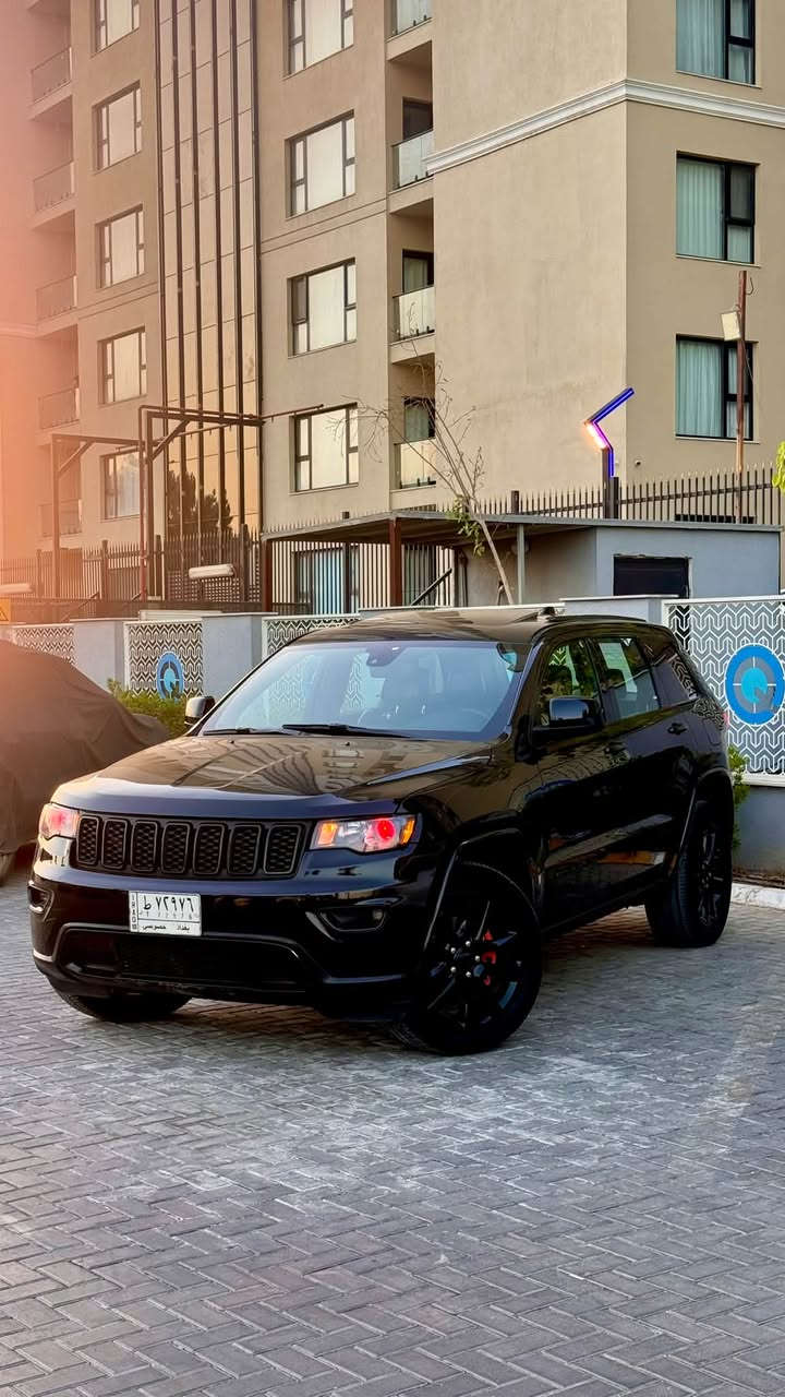 سلام عليكم  جيب شيروكي بلاك توب
الموديل 2019
بيع او مراوس حسب القناعه 
وارد امريكي حادثها قطعتين تبديل باقي سيارة كفالة من البارد
رقم بغداد بأسمي تحويل ثاني يوم
كشنات جلد وشاموا
تدفئه ستيرن وكشنات 
حساسات خلفية
كاميرا خلفيه
توقف تلقائي
شاشة كبيره
فتحه سلايت
كراسي كهربائية
تدفئه مرايات جانبيه 
اوتو بارك
ويل عشرين بلادي
3انظمه قيادة نورمل سبورت ايكو 
مكينة v6
گير 8 نمر 
تبريد قطعتين 
صندوق كهرباء وباقي المواصفات المعروفه 
 .. حادثها مرفق مع الصور 
السيارة نظيفة جدًا وحادثها بأمريكا موضح بالصور
السعر 210 وبيها مجال مكاني بغداد حي الجهاد
 اي استفسار الاتصال على ***********
