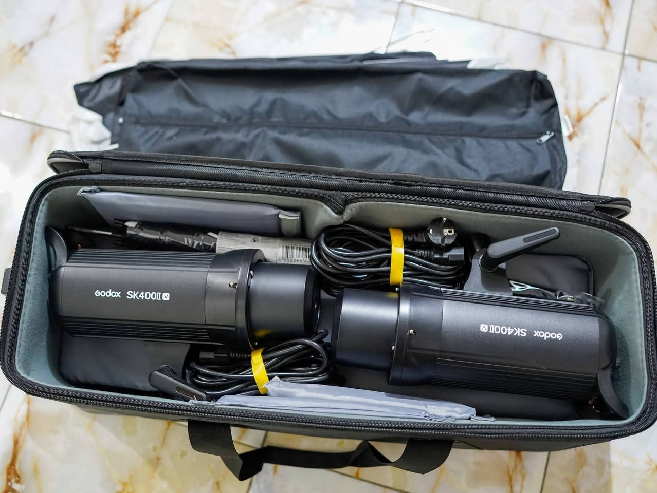 كت اضائة godox sk400iiv
- 2 رأس فلاش بقوة 400 واط .
- 2حامل إضاءة (ستاند).
- 2 سوفت بوكس.
- مظلة توزيع اضائة Godox.
- جهاز تحكم لاسلكي (تريگر XT16).
 -حقيبة.

مستخدمة استخدام قلیل و بحالة جيدة جداً
السعر: 450 الف.
واتساب : ***********
