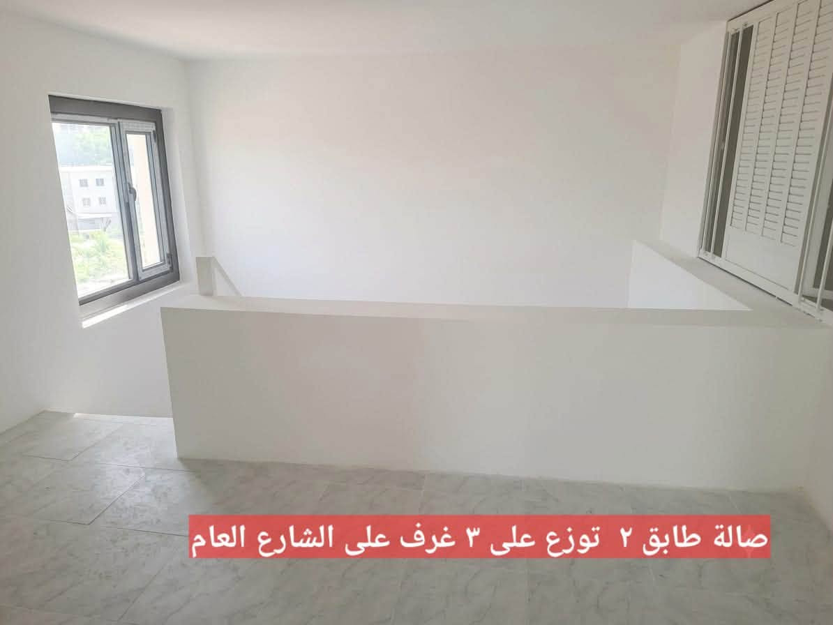 سلام عليكم
 نوفر لك المساحة والموقع المناسب لنشاطك!

​ المواصفات العامة:

 المساحة: 140 متر مربع.

 الواجهة: 18 متر للطابقين معا (واجهة عريضة ومتميزة / 10 م جبهة على الشارع العام و 8 متر على الشارع الفرعي).

🔹 الطابق: الطابق الأول.
الشقة دوبلكس طابقية مكونه من طابقين
الطابق الاول للشقة بمساحة 70م مكونة من صالة و غرفة رئيسية و حمام تواليت و مطبخ امريكي و درج يصعد الى الطابق الثاني من الشقة
الطابق الثاني للشقة بمساحة 70م مكون من صالة وسطية توزع على 3 غرف 

🔹 الكهرباء: وطنية 24 ساعة .

🔹 البيئة: وسط مجمع تجاري .

​🎯 الأنشطة المقترحة:

تُعد الشقة خياراً مثالياً لـ:

(المكاتب و الشركات / مكاتب مقاولات واستشارات عقارية، معاهد تدريب وتطوير، مكاتب سياحة وسفر، مستودعات ومكاتب مبيعات مستلزمات طبية ودوائية، عيادات، أو مراكز استشارية).

​العنوان والموقع :

حي اليرموك - شارع 18 العام (الشارع المؤدي إلى جامع الشواف) - مقابل مركز شرطة المأمون و مركز شرطة المنصور  و مكتب بريد اليرموك .

​📞 للمعاينة والاستفسار ***********
هل تبحث عن المقر المثالي لشركتك أو مشروعك التجاري في إحدى أنشط المناطق التجارية في بغداد / اليرموك

نص مكتوب في الصور:
- للإجار للإجار للإجار شقق و قاعات تجارية للإجار في اليرموك مقابل مكتب بريد اليرموك مجاور محل قهوة و سيكار و اسواق الريان
- صالة طابق ٢ توزع على ٣ غرف على الشارع العام
- غرفة ٣ طابق ٢
- غرفة ١ طابق ٢ ركن على شارع مركز الشرطة
- درج من طابق١ من المطبخ الداخلي الى الطابق٢