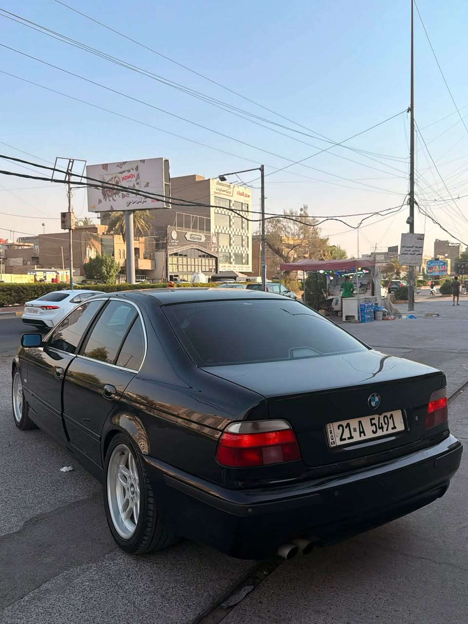 السلام عليكم
صقر E39
موديل 2000 اصل
اصل V8
عليهة مكينة 4400 داينمو مي حديث
رقم سليمانية ب اسمي شخصياً وتحويل
كتاب تظليل مروري 80% ب اسم السيارة
ماشية 136
كير اوتوماتيك تبترونك يعني اوتو وعادي وسبورت وكلهن شغالات 
تراكشن شغال
كشنات فول كهرباء حتة التچاوي مال راس شغالة
مري كهرباء
مري قلاب عند الرجوع للخلف
غرفة m3 جلد احمر سستم كامل الغرفة والبطاين اصلي اجة بيهة 
تنتة كنتارا اسود بلاد
دركة m3 اصلية اجتي بيهة
دعاميات m اصلية جتي بيهة
سيارة زنون اصل
شاشة كار بلي مال BMW اصلية
تحكمات ستيرن شغالات كلهن 
منظومة زنون
منظومة تبريد جديدة
قطعتين تبريد
تلفون
صدر امامي خلفي عربانة جديدة
ويل m اصلي اجة وياها مو تجاري حجم ١٨ تو سايز
تايرات جدد
راديتر ومروحة وكلچ جدد
حماوة جوة النص ثابته
دهن اصلي جديد بيهة
فلاتر دهن وتبريد جدد
سبيرهة جديد وباتري جديد فيت بم جديد ادامة جديد كامل نوزلات وبلكات
السيارة بلاديه  جديدة اصولي ورسمي وبأسمي وبيهة جراد قماره وتكم شوية 
وصبغت بيهة بنيد وصندوك بس لان كلش جاردات والباقي عفته على وضعيته 
بيهة قطع صبغ مو صبغ عام
مكينة كير جدد  ترايك وين متريد
سعر البيع ١١٧ وبيهة مجال بسيط 
لا تقارنهة بسيارة معمرة وغراض تجارية وغرفة عمل 

مكان السيارة بغداد حي القاهرة
***********
♥️
