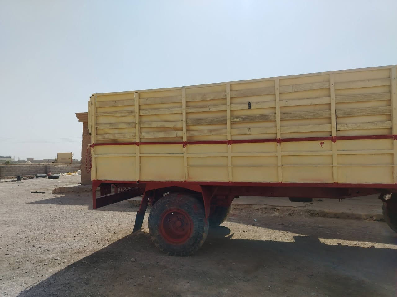 سلام عليكم عربانه للبيع مال ابو ردين طول 6 متر صينيه 90 عربانه روسيه شاصي مكفول اني مكلف بل نشر وباقي لستفسار عله رقم ***********
