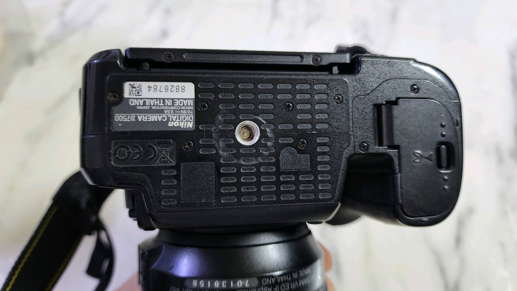 كامرا نيكون d7500 nikon 
مع عدسة 18-140
بطاريات عدد ٢ نيكون اصلي
شاحنة بطاريات.
الكامرة نظيفة جدا.
متوفر توصيل.
سعر الكامرة فقط ٦٠٠ الف.
سعر الكامرة مع العدسة ٧٥٠ الف.