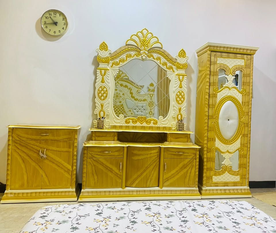 شغل عراقي فصال تركي
خشب الداخل كله عراقي ثقيل والغرفة جديدة ونظيفة جداً مثل ما موضح بالصور 
السعر ٩٥٠ وبيها مجال بسيط 
المكان بعويزة 
للتواصل ***********
