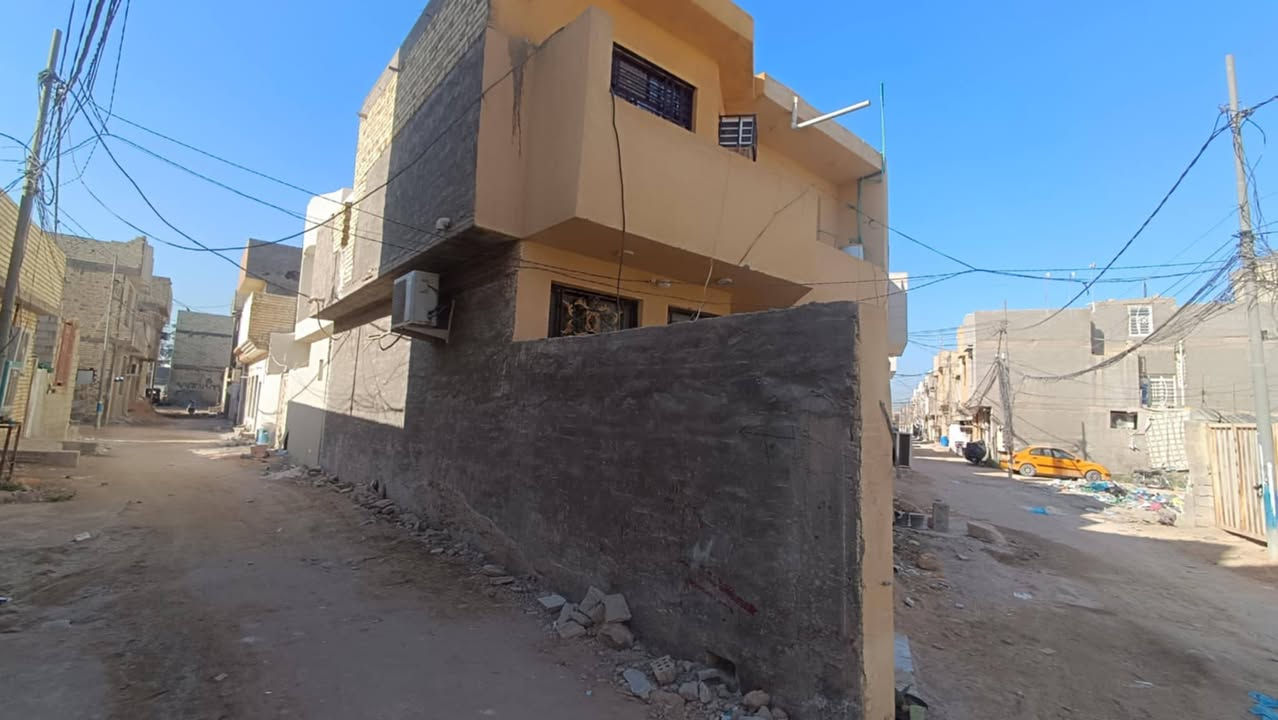 السلام عليكم بيت للبيع كربلاء حي العباس الفرع الثالث قريب على الحولي المساحه 100 متر واجهيه 10 ونزال 10 طابق ونص ركن غرفه واستقبال و3 مجاميع صحيه وصاله جوه وصاله وغرفه جديده فوك منور وسطاني بناء طابوك وكونكريت مسلح سند 25 لل استفسار المراسله خاص او الاتصال على الرقم ***********

