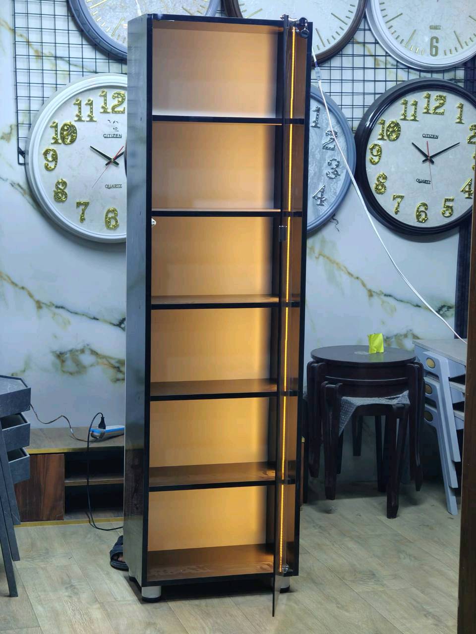 فاترينة باب جام 
الارتفاع ١٧٥ 
عرض ٥٠ 
عمق ٣٠