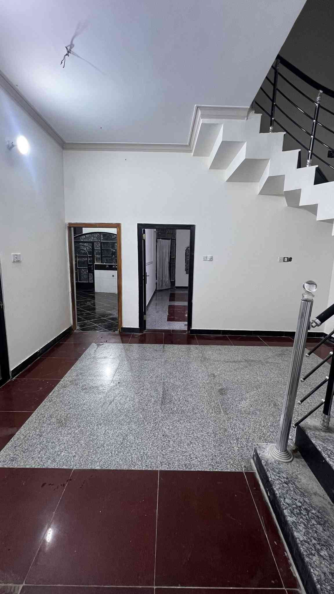 #للايجار
بيت في الحي المهندسين بناء حديث طابقين يحتوي على 4غرف استقبال صاله مطبخ كراج صحيات موقع سكني مميز 
***********
***********
