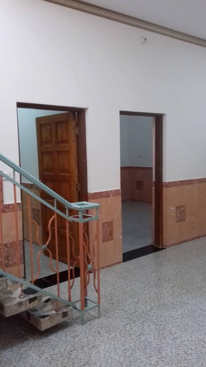 دار للايجار مساحة 150 متر غرفتين وصالة ومطبخ واستقبال وحمامات وطارمة العنوان حي الجامعة شارع 20 قرب مدرسة الجامعة للاستفسار خاص او واتساب
