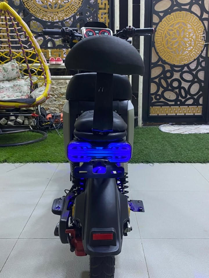 سلام عليكم دراجه R9 موديل 2025 مزوده ست بطاريات الولي 32 امبير ما منفوخات تمشي 70 حقيقي وبل شاشه 140 رايدهة 400 قفلل 🔒 ما تشتري لاتعبني ***********

