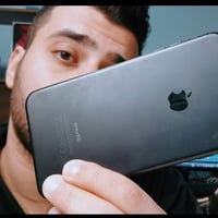 تلفون iPhone 7 Plus الجهاز ووتر بروف لاكن شاشتة انكسرت كلشي بي شغال اق...