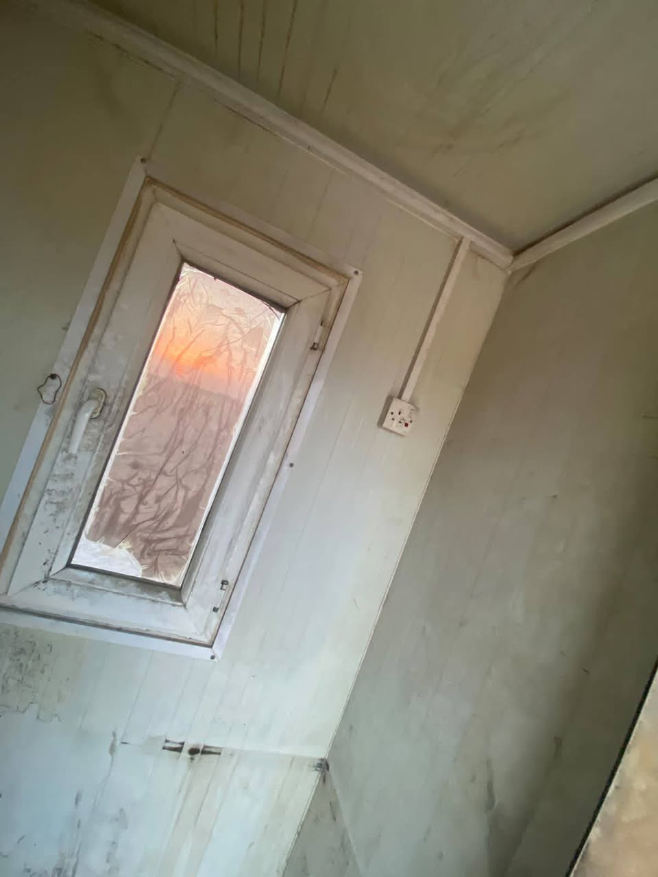 كرفان جاهز • متر ونص×متر ونص • باب بقفل