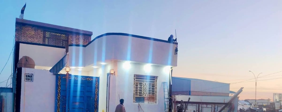 سلام عليكم بيت للبيع مساحه ٢٠٠ م طابقين بناء حديث طابوك بناء دنك صب دائر البيت بيه غرف نوم عدد ٥ وصالات عدد ٢ واستقبال ١٠ في ٤ وصحيات داخليه خارجيه كربلاء حي الجهاد قرب الحزام الأخضر ثالث قطعه عن الشارع *********** خلف محمد إياد ابو الامريكي
