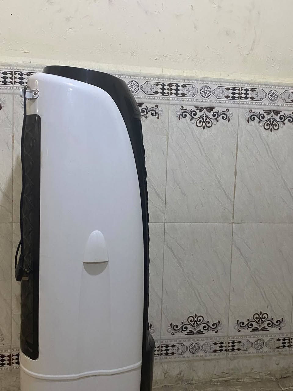 السلام عليكم مبرده للبيع جديد استعمال شهرين نضيفه كلش المكان جسر ديالى. جامع موسى الكاظم. اتصال عل هاذه الرقم *********** بس واتساب

