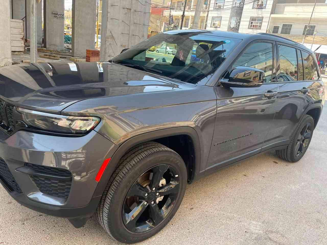سلام عليكم 
للبيع جيب موديل ٢٤ بغداد بسمي ماشيه ٢٦ الف محرك ٣٦٠٠ فول مواصفات فتحه ورادارات ٥ راكب سياره جديده تعتبر كلين فقط بيه بارد جاملغ امامي عكس السايق فقط والباقي مكفوله من الرصعه والصبغ والتبديل كلش جديده وصور الحادث بالمنشور 
مكاني بغداد السعر ٣٠٨ 
شراي يتصل ***********
