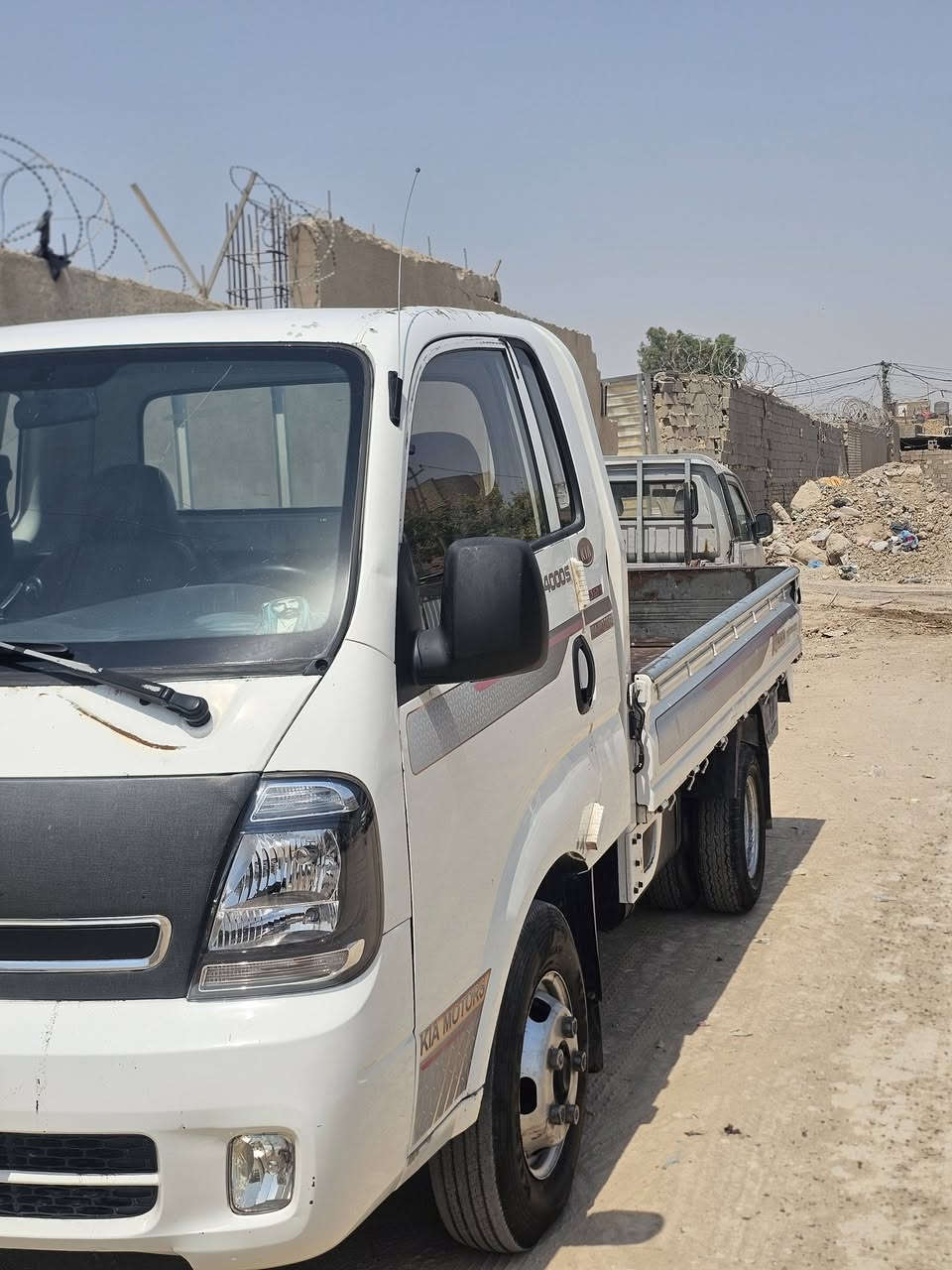 📌 إعلان بيع سيارة (كيا بينجو 2014)
​النوع: كيا بينجو (Kia Bongo)
الموديل: 2014 
​⚙️ المواصفات والفحص
​المحرك والجير: كفالة تامة (ماكينة وجير بشرط الفحص لاتنقيص ولا بخار).
​الأكسل: كفالة تامة.
​التبريد: شغال وممتاز 80%.
​التايرات: تخم تاير جديد.
​الحدادية: وضعها (نص ونص)
​البودي والنظافة: صفاح ونظافتها ممتازة، إضاءتها وقماراتها مكفولة ونظيفة 
​⚠️ ملاحظات الأمانة والشفافية:
​الضرر: ضربة تكُم بسيطة (أثر ضربة باب / سحب رصعات) بدون أي تأثير على  القمارة
​رقم الشاصي: ممسوح.
​💡 تنبيه: السيارة جاهزة للعمل والاستخدام، +بسمي الشخصي
​📱 للاتصال والاستفسار: [***********]
📍 المكان: [بغداد]
