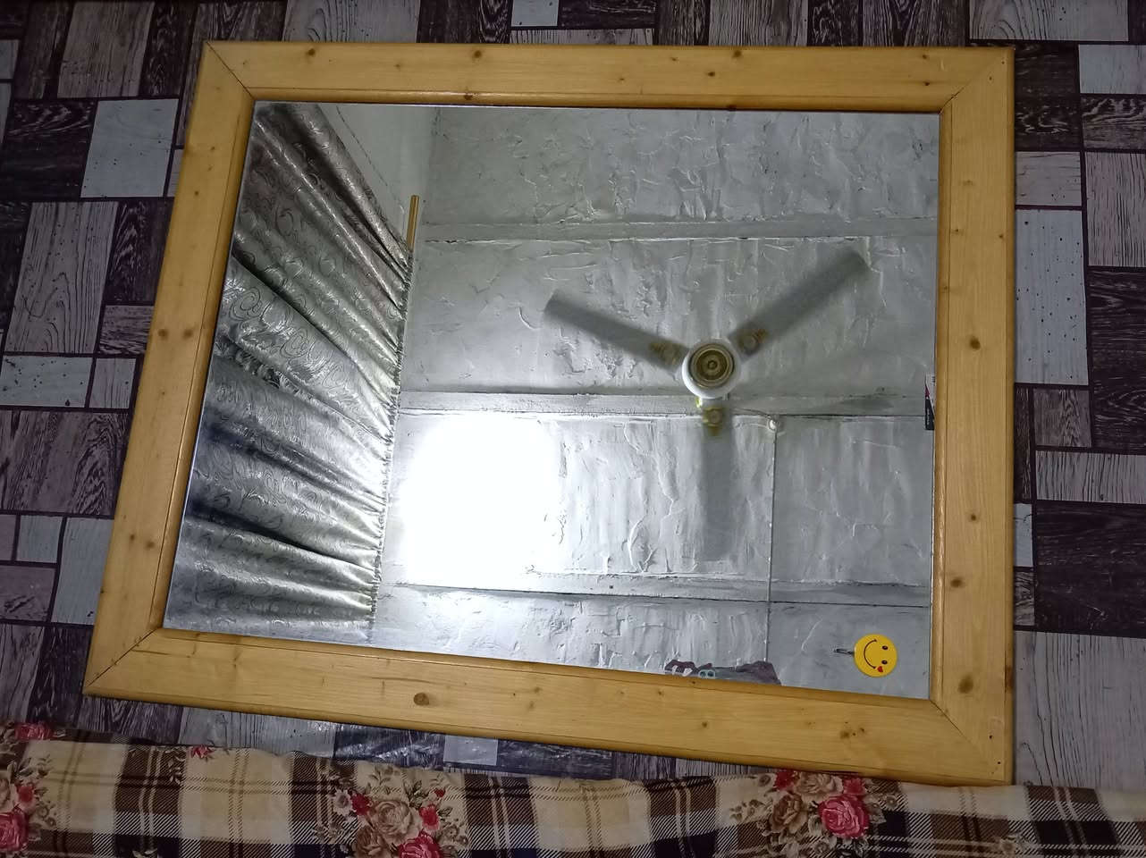 ميز عدد2 ومرايات عدد2نضيفات مثل ماواضح بل صوره سعر 150وبيهن مجال حك الجيه اتصال ***********
