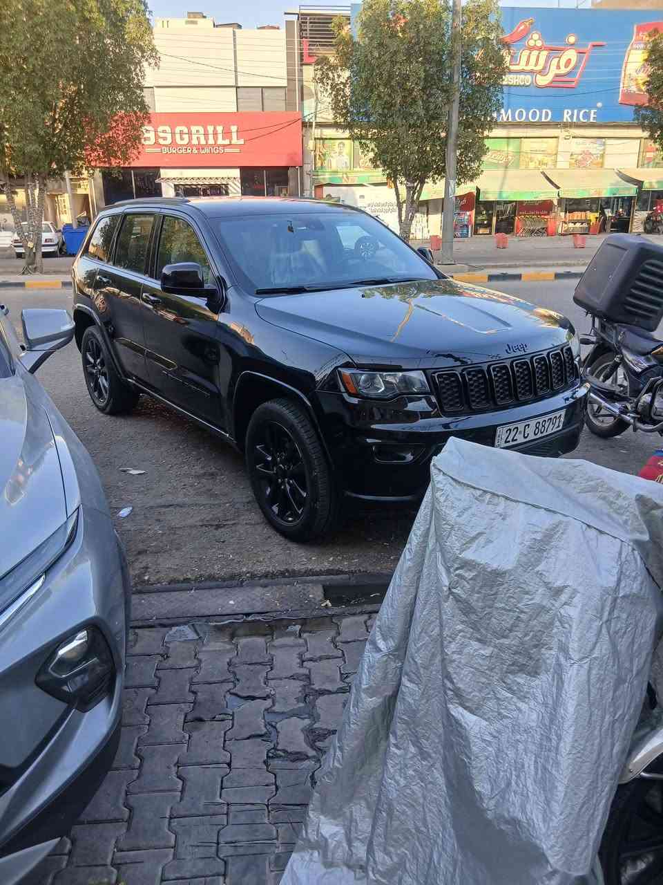 سلام عليكم اخوان بيع فقط جيب شروكي موديل 22 سياره بل.  كارتون سعره 215  سياره ماشي 68 مكان نجف ***********
