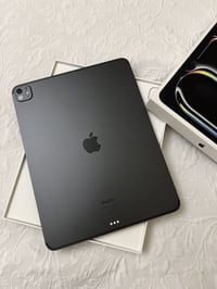 ايباد M4 13 512 بطارية 100 دورات شحن 90 للتواصل 07732317666