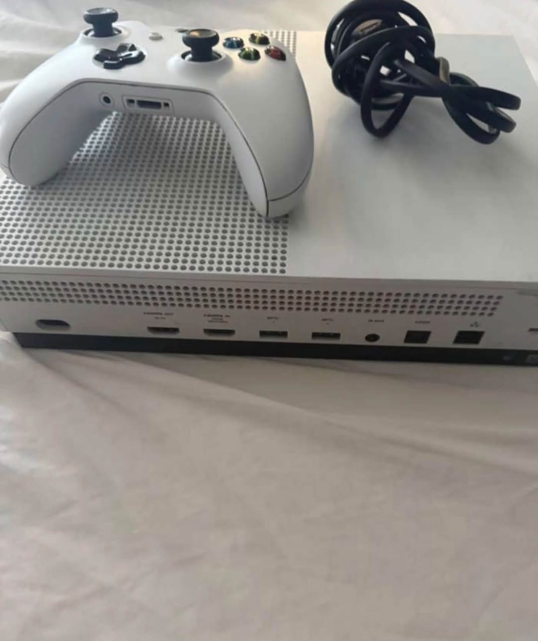 X box one s وياه ستاند شحن
مستعمل نضيف 
نص تيرا 
مع يده و وايرات كامل 
وياه gta 5
و فيفه ١٩ 
سعره 175 قفل 
موقع بابل توصيل ويه الوسيط 
واتساب ***********

نص مكتوب في الصور:
- السوق المفتوح opensooq.com
- السوق المفتوح OpenSooq 2 x High-speed Cooling Fan
- السوق المفتوح OpenSooq