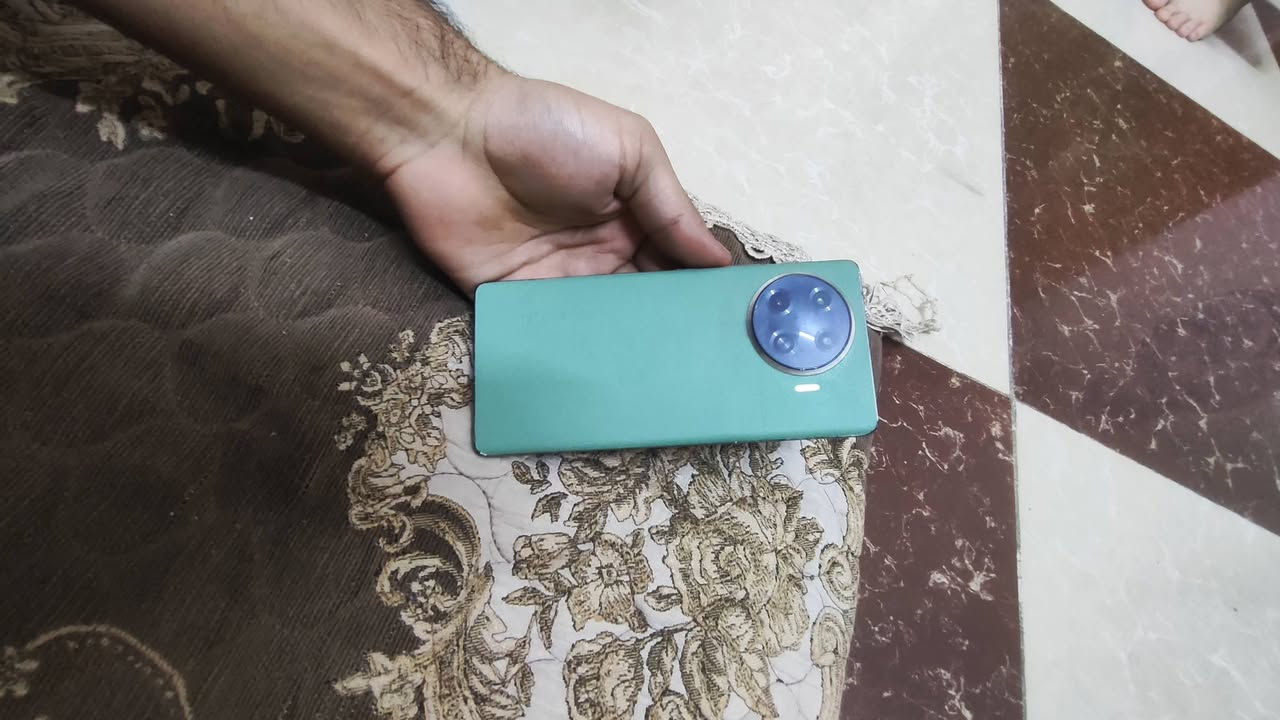السلام عليكم جهاز Tecno spark 20 pro plas جهاز نضيف مبدل شاشه شرط اصليه والكامره لاماميه متوقفه جهاز ذاكرته 256 عشوائيه 16 مال العاب 

السعر 150 وبي مجال تواصل 
***********
