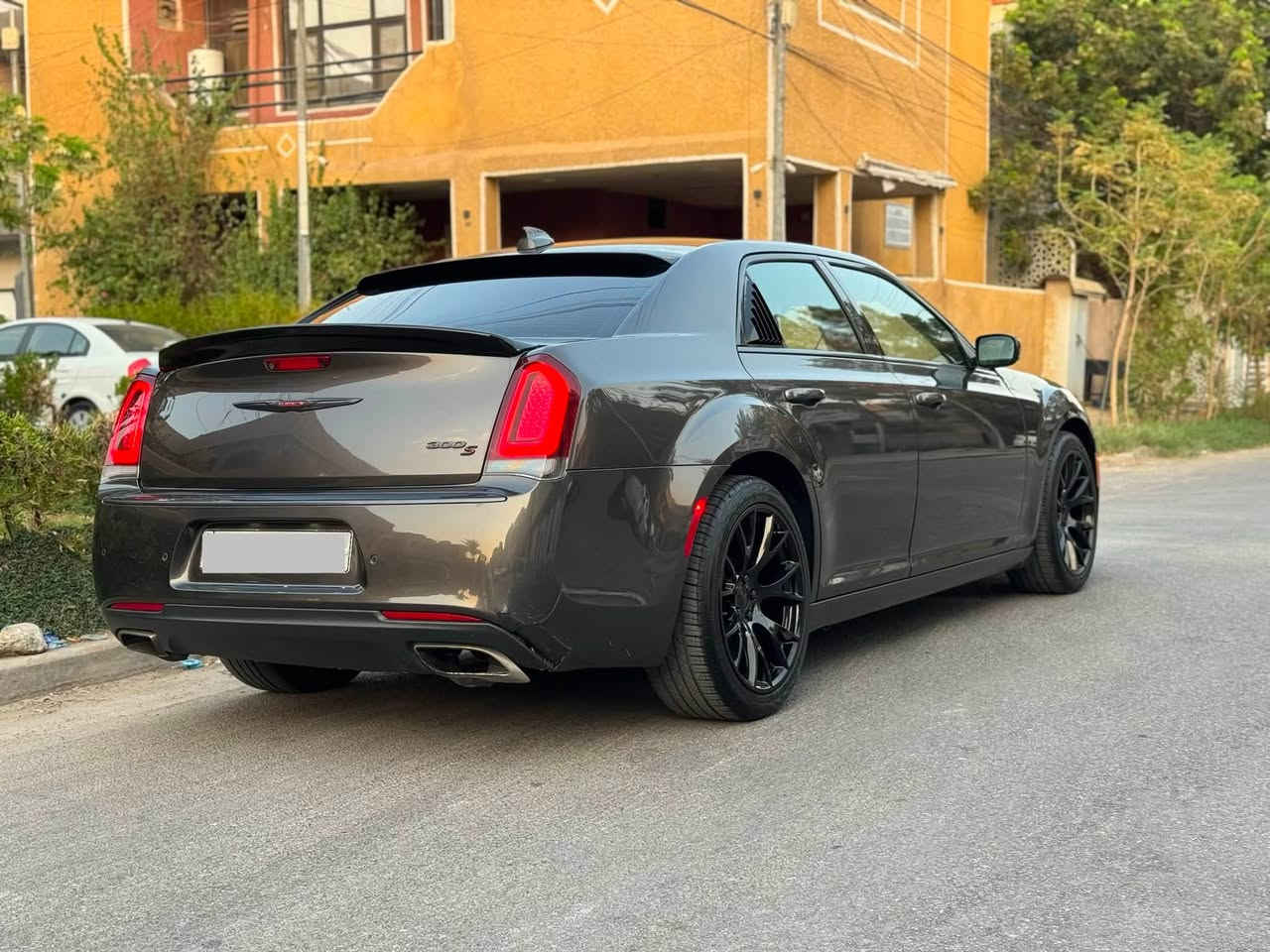 السلام عليكم…..
كلايسلر اوباما 2021  
وارد امريكي حادثها بس بنيد بدون دواخل 
وبيها كلير قطعتين  

دواخل
ماشيه 82 الف ميل
فئة الـ S فول عدا الفتحه :
بصمه

شاشة چبيرة 
دواخل جلد كهرباء
تدفئة مقاعد امامية  
نقط عمياء 
تشغيل عن بعد . 
رقم بغداد تحويل ثاني يوم
السعر 228 
عنوان الكراده 
رقم :***********
