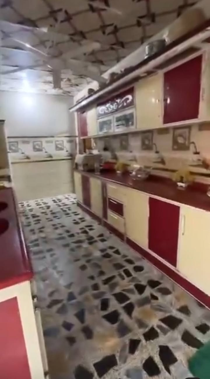 سلام عليكم 
بيت للبيع مساحه ٢٠٠ طابو صرف يحتوي على ٣ غرف نوم ومطبخ حار وبارد واستقبال وصاله بيت جاهز من كل النواحي 
مكانه منطقة الثمنتالاف بشارع المواكب 
الشراي يتصل ويدلل 
***********
