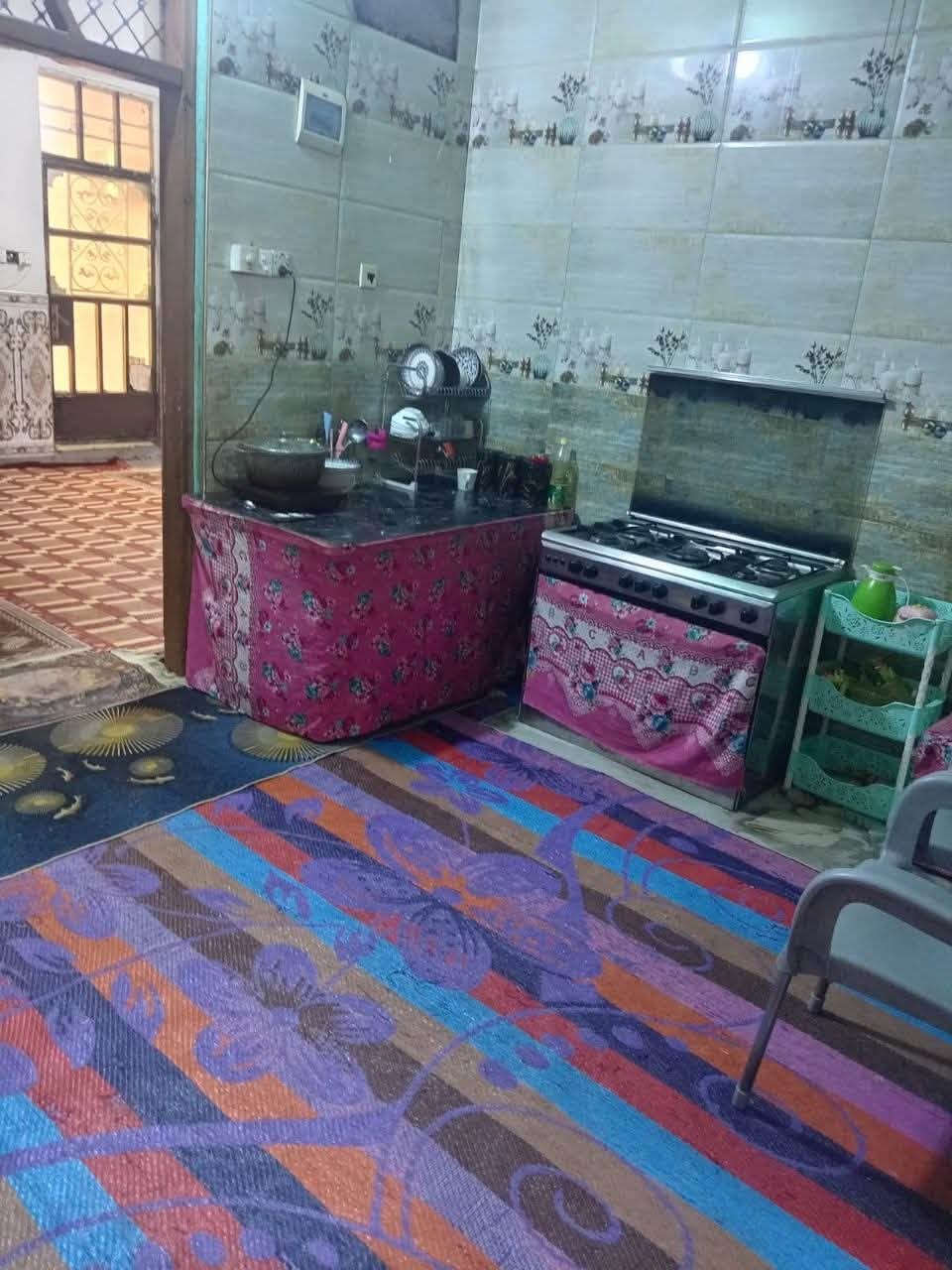 ببت طابقين ٢٠٠ متر
الطابق العلوي معزول 
السعر//  ١٠٥ مليون 
العنوان // بغداد بوب الشام قرب جامع الامام علي
الواجهيه 8 النزال 25 طول الطرمه 6 متر والاستقبال طول 6 متر والعرض 4 المطبخ طول 4 متر  العرض 2 ونص الصاله طول 4 متر والعرض 3 المنور طول 3 عرض متر ونص غرفه نوم 4×4 ترك 2 متر حمام صحيات خارجي هم القاط الفوك نفس الجوه نقص البييتونه ماكامله وارضيه الاستقبال الفوك 4×4 بلكونه مترين على عرض البيت ودرج خارجي محل داخل البيت 3×3 
للاستفسار واتساب فقط ***********
