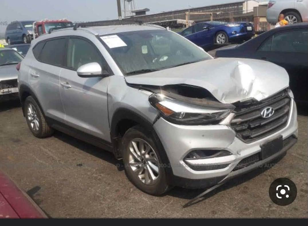 توسان موديل 2016 وارد امريكي
حادث جاملغ وبنيد 
السعر 125$ وبيها مجال 
صور الحادث بالمنشور حادث بسيط 

مواصفاتها 
 Abs 
دفع رباعي 
ثلاث وضعيات قيادة 
كير اوتوماتيك 7 نمر 
محرك 1600 توربو 
كير ومكينة كله مكفول 
تدفئه وتبريد
ماشية 120 الف ميل 
رقم بغداد تحويل ثاني يوم 
 العنوان الشعب سوك شلال 
رقم الهاتف ***********
