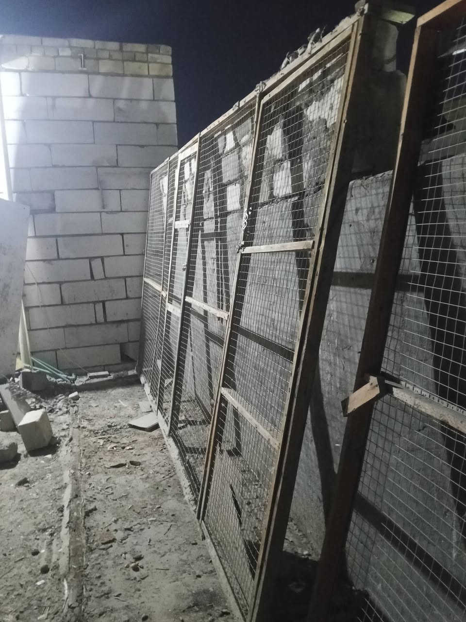 واجيه برج لبيع طول 3امتار 80س م  بابين صفاحيات ثنين  وياه 5ترايش طول مترين وياه 5حلال وقطاره ماء وياه 4سلال  وياه نص متر معلف  مكاني سوق الشيوخ  حي العسكري 
***********
 السعر قيم بل يرضي الله ومانختلف
