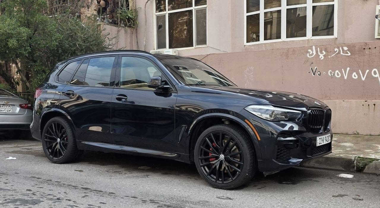 سيارة BMW X5 SDrive40i M Sport للبيع 
 الموديل: 2022
⚙️ المحرك: 6 سلندر خطي توين تيربو TwinPower Turbo
🔧 السعة: 3.0 لتر
💪 القوة: حوالي 335 حصان
🚀 العزم: حوالي 450 نيوتن.م
⚙️ ناقل الحركة: أوتوماتيك Steptronic Sport –8 ٨ سرعات
🛞 الدفع:Sdrive
📍 الممشى. 41000  ميل

⭐ مواصفات

• حزمة M Sport الرياضية
• تصميم خارجي M Aerodynamics
• اطارات M Sport قياس 22 إنش تو سايز
• فرامل M Sport
• نظام تعليق Adaptive M Suspension
• مقود M رياضي متعدد الوظائف
• شعارات M Sport
• فتح وإغلاق كهربائي للشنطة الخلفية
• فتحة سقف بانورامية
• مقاعد جلدية
• مقاعد أمامية كهربائية
• تدفئة المقاعد والمقود
• تحكم أوتوماتيكي بالتبريد 
• عدادات رقمية Live Cockpit Professional
• شاشة وسطية كبيرة مع نظام iDrive 7
‏• Apple CarPlay
• نظام صوتي فاخر
• كاميرا خلفية وحساسات اصطفاف
• أنظمة BMW للمساعدة على القيادة والسلامة ادناه : 
• Blind Spot Detection مراقبة النقطة العمياء 
• Lane Departure Warning مثبت مسار
• Forward Collision Warning مانع تصادم امامي
• نظام مراقبة المشاة في الشارع
• أنظمة الثبات والفرملة الإلكترونية
• تشغيل وإيقاف المحرك أوتوماتيكياً
• داتا شو 
• إضاءة LED
• تشغيل بدون مفتاح Comfort Access
السعر 38000 
رقم صاحب السيارة : ***********
واتساب
