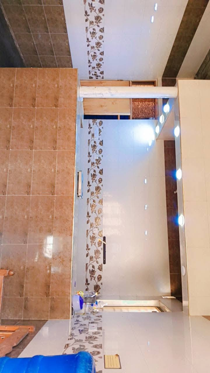 🏡 بيت للبيع - بمساحة إجمالية واسعة وموقع ممتاز 🏡
المساحة الكلية للأرض: 560متر مربع. 
مساحة البناء (البيت): 180 متر مربع.
​🔹 تفاصيل وتقسيم البيت الداخلي:
​غرف النوم: يحتوي البيت على (3) غرف نوم واسعة وبمساحات  (قياس كل غرفة 5 *5 متر).
​ أيضاً يحتوي على استقبال ضيوف بمساحة 8*5 متر
وصالة بمساحة 8*5 متر
ومطبخ بمساحة 7*5
​🔹 يحتوي أيضاً 
​حديقة أمامية: تمنح البيت إطلالة خضراء بمساحة 10 متر 
​حديقة جانبية ضخمة: بمساحة 210 متر مربع
​كراج خاص للسيارة والبيت :  بعرض 4 متر 
​السعر( 115 ) 
​العنوان/الموقع: [ تقاطع النهروان / قرية 10]
للاستفسار والتواصل/ ***********
