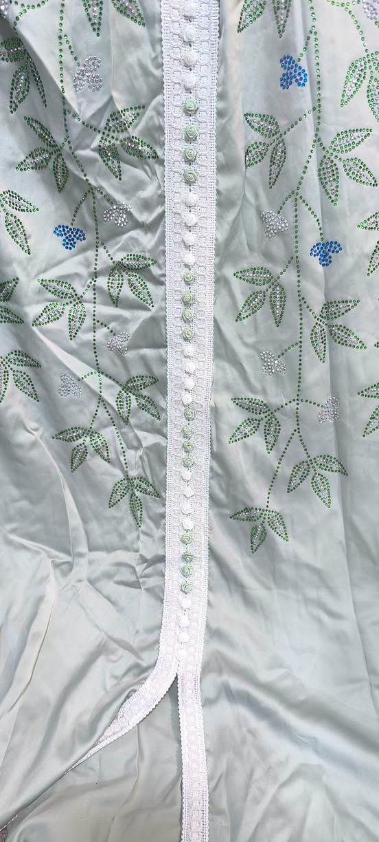 مخور يلبس وزن 70/65 سعرة 20 الف

نص مكتوب في الصور:
- Al-Makhwara Boutique
