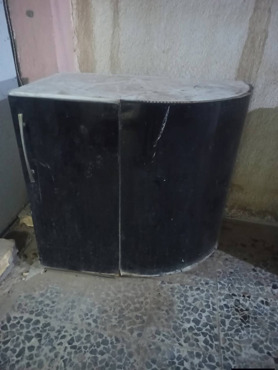 كاونتر بدون سنكي نظيف هوه والبيبان بعشرة وميز هوه والبيبان هم نظيف بعشرة. وحجله جديده ب40 وبيه مجال مكاني بالنجف بالمطار.. ***********
