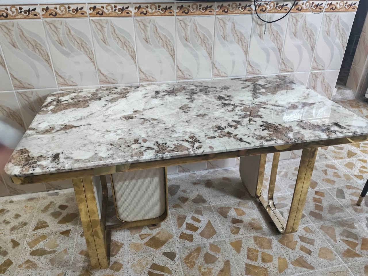 ميز طعام مميز مصنوع من المرمر  مع ٦ كراسي بسعر راقي 600 جديد 
على الرقم
***********
