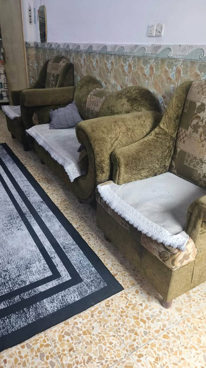 السلام عليكم
تخم نظيف مستعجل عل بيعه 
مثل ما واضح بالصور نظيف مابي اي خدوش او ضرر 
بيه مشكلة فقط كرسيين مقعدهن مكسور و الباقي ما بي شي
سعر ١٠٠ و بي مجال
مكاني شعلة - ام نجم - شارع سالم 
تواصل رقم ***********
