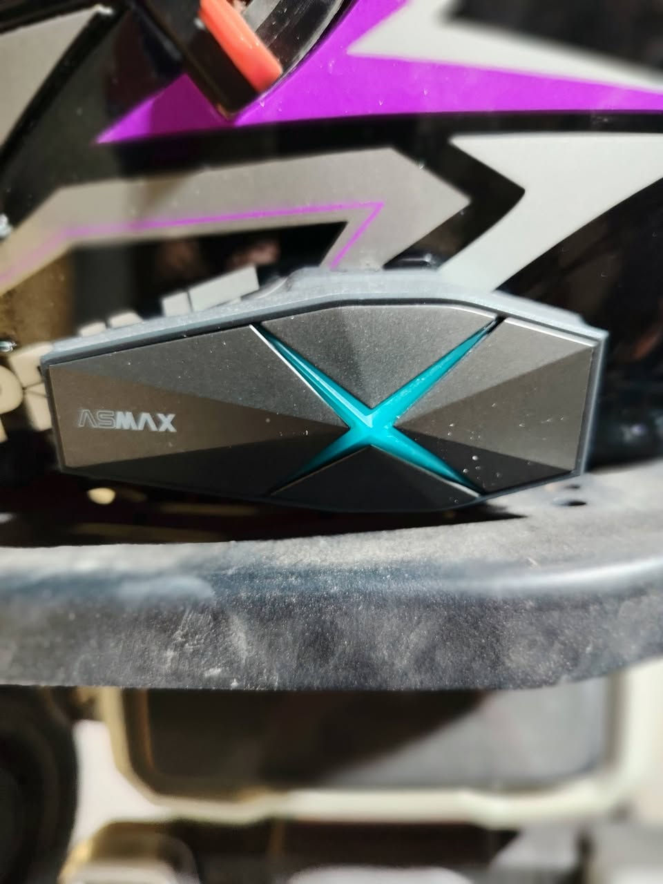 السلام عليكم خوذة للبيع بيها جامات ثنين  مع سماعات ASMAX F1 معروفة فول مواصفات السماعة والخوذة سعرهن 200 تفاصيل ***********
