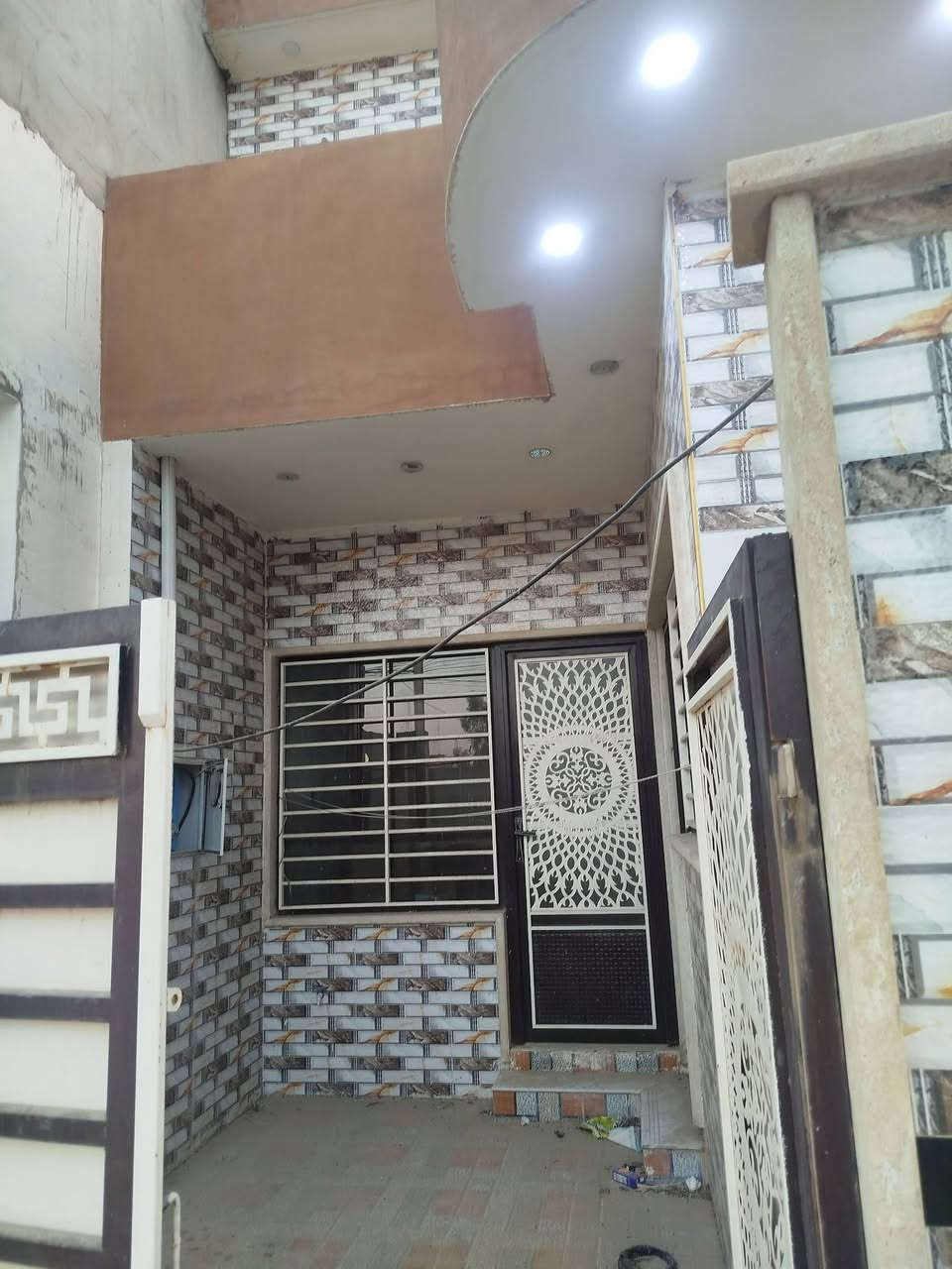 السلام عليكم ورحمة الله وبركاته
داو سكني للبيع بموقع على حديقة 
​📐 تفاصيل العقار:
​الموقع: حي الانتصار - خلف أسواق الخضراء
​المساحة بالسند: 125 متر (باص)
​المساحة واقع حال: 132 متر 📐
​الواجهة: 6 وربع متر (6.25m) 📏
الطابق الارضي غرفتين وهول واستقبال وحمام
الطابق الثاني غرفة واحدة 
​السند: طابو الزهور 📄
​السعر: 90 مليون دينار 💰
​📞 للاتصال والاستفسار:
​📲 التواصل مباشر عبر رسائل الصفحة .
​📞 أو الاتصال على الأرقام: 
‏‪***********‬‏
***********
