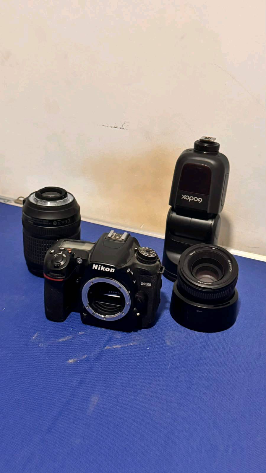 ​📸 للبيع: بكج تصوير احترافي متكامل - Nikon D7500 بحالة ممتازة! 📸
​عرض مميز للمصورين وصناع المحتوى، مجموعة تصوير متكاملة بحالة ممتازة وجاهزة للاستخدام الفوري:
​🔹 جسم الكاميرا: Nikon D7500 (كاميرا احترافية غنية عن التعريف)
🔹 العدسات المتوفرة:  
​عدسة العزل والبورتريه: Nikon AF-S 50mm f/1.8G  
​عدسة الزوم الشاملة: Nikon DX 18-105mm VR
🔹 الفلاش: فلاش Godox احترافي
🔹 الملحقات الإضافية:  
​كفر حماية سيليكون أصفر للكاميرا  
​شاحن البطارية الأصلي  
​غطاء حماية وشمسية للعدسات (Lens Hood / Cap)  
​✨ الحالة: كافة المعدات نظيفة جداً وبحالة ممتازة وبدون أي مشاكل.  
​💰 السعر: 1350,000 دينار عراقي (قابل للتفاوض البسيط للجادين)
