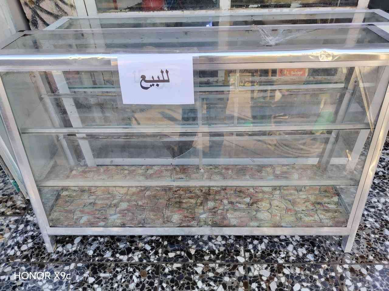 فاترينات المنيوم للبيع عدد٢ البيضاء ب٦٠  والفضية ب ٥٠ المكان الشعب للاتصال ***********
