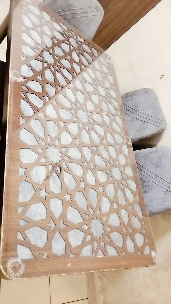 سلام عليكم يوجد للبيع ميز طعام جديده ونضيفه كراسي 5 رقم الهاتف  *********** سعره 150 بي مجال  بسيط
