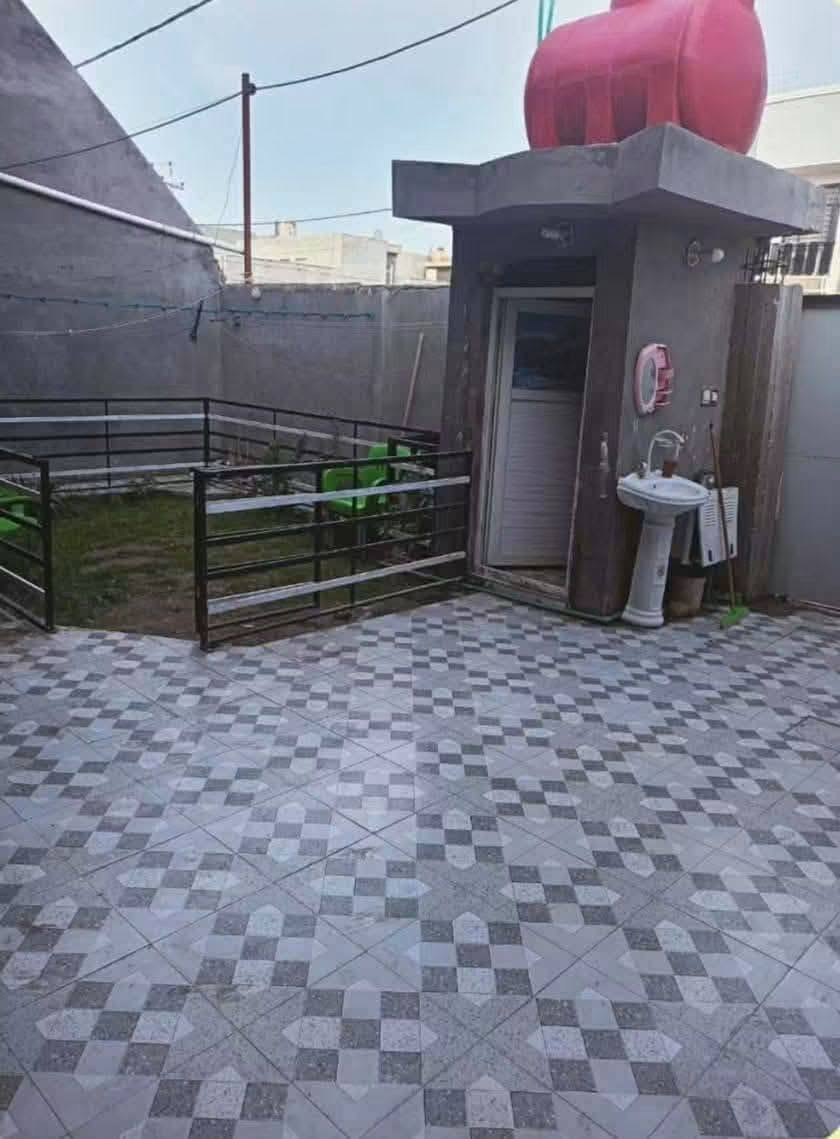 دار طابو صرف مساحته ٢٠٠م للبيع يحتوي على غرفتين نوم واستقبال وهول صحيات داخلية وخارجيه ومطبخ الطابق الثاني يحتوي على غرفه بدون لبخ ولا كاشي العنوان الوردية سيف سعد شارع ٣٠ قرب أسواق النافعي عرض الشارع ١٥م للاستفسار الاتصال على الرقم *********** تم تنزيل السعر120مليون مستعجل على البيع
