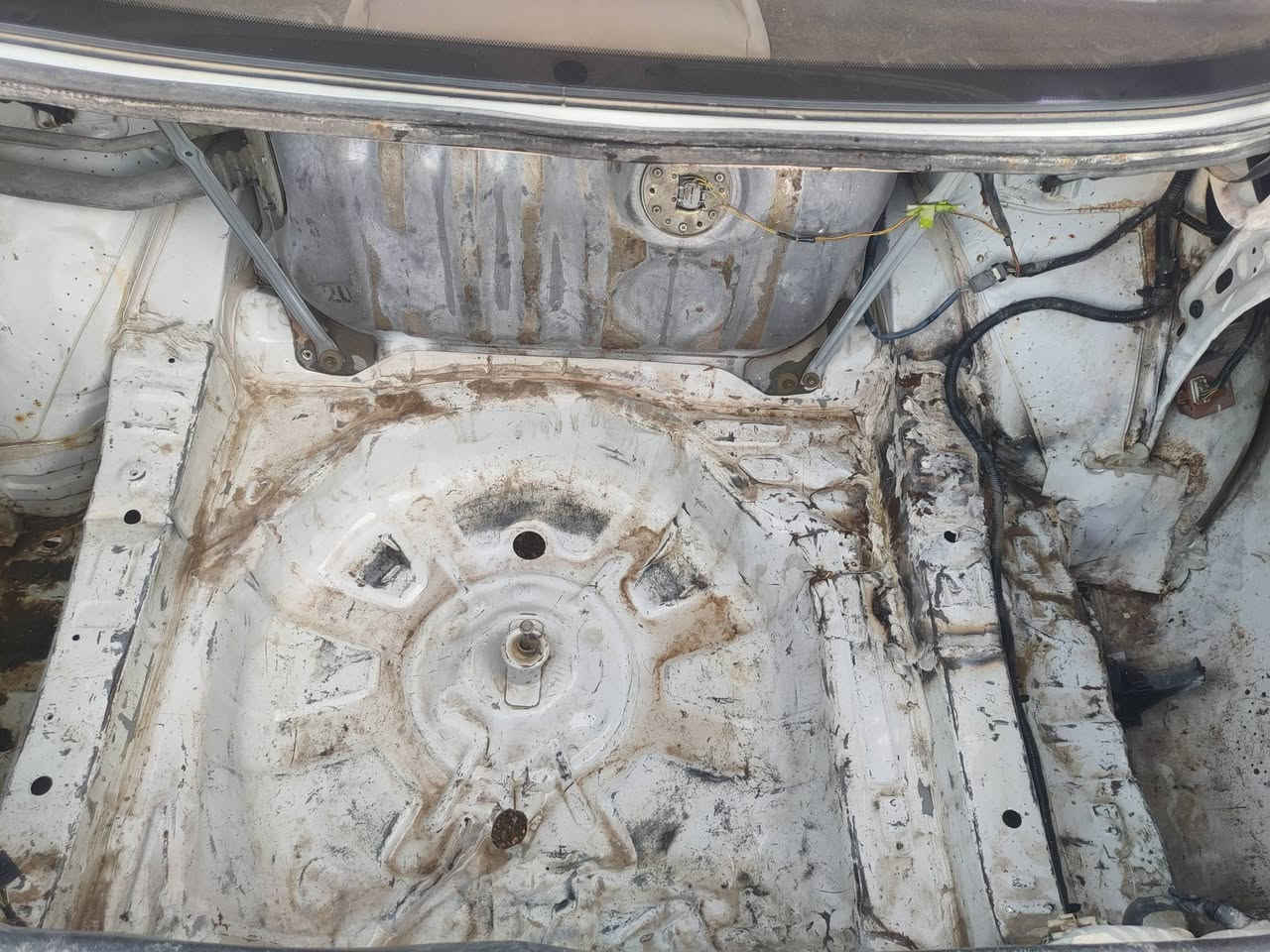 شيزر 94 مكفوله من الكص ونقل الجثه تخم تاير تبريد شغال مكينه وكير مكفول 
بيها ضربه بالجنطه موضحه بالفديو والصور سياره جاهزه مابيها نقص باسمي تحويل مباشر السعر 42 بيها مجال 
العنوان الفلوجه 
***********
