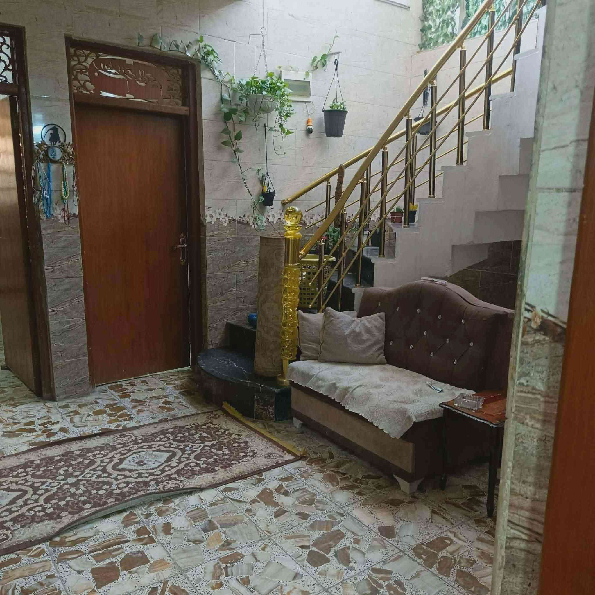 بيت ٢٠٠ متر
كراج وحديقه وهول كبير وغرفتين وحولي مع غرفه فوك.. 
منطقه مبلطه حي السلام البساتين عل قناة خلف المشاتل فرع مقابيل الجسر.. 
المنطقه بيهه كتاب تسجيل العقاري بالشعب قرار تطويب 
الاتصال على ***********
