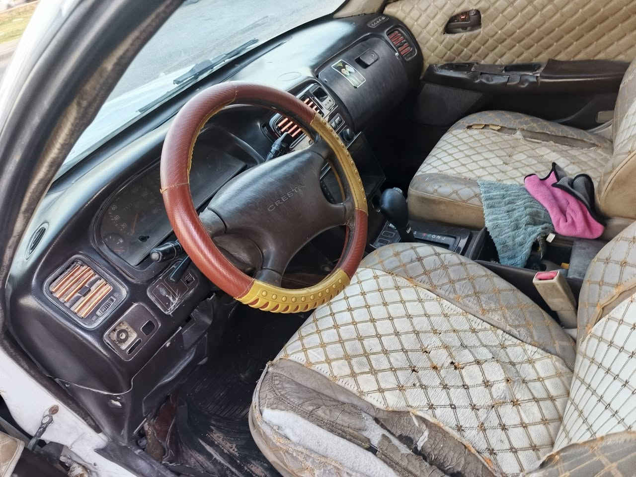 سلام عليكم سيارة لبيع شيزر بيه كصه جنطه وسيارة جهزه من عده تبريد مابيه سعر سياره 25ورق بيه مجال توصل عله رقم ***********
