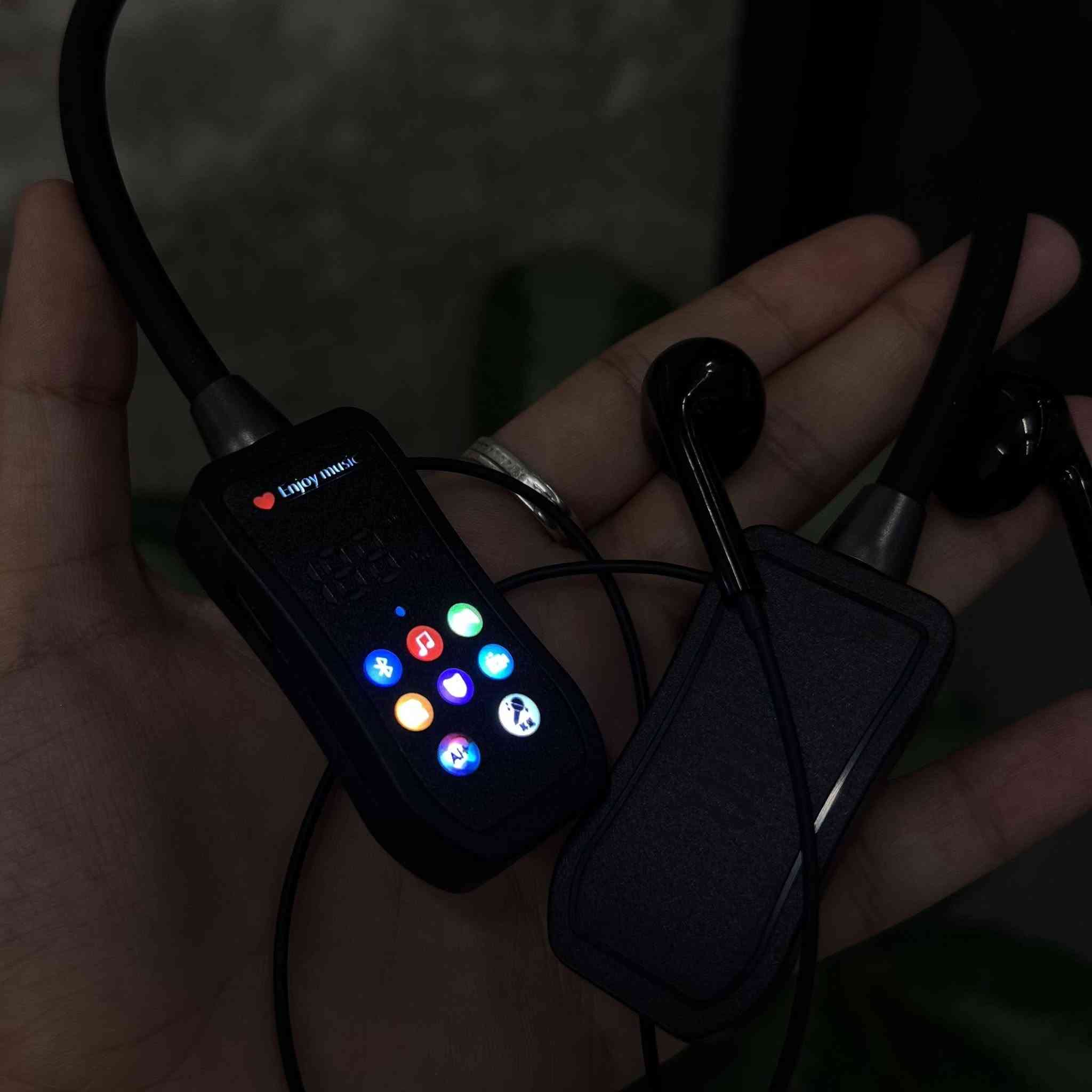 #سماعة رقبة لاسلكية بشاشة LCD وبلوتوث
بدل متشيل موبايل وصرف شحن صار شغله اسهل😍

تدعم TF Card وتبديل الصوت وتحكم سهل بالأزرار 🎶
بطارية تدوم لحد 20 ساعة للموسيقى والمكالمات 🔋

♥️ضمان استبدال المنتج خلال 7 ايام من تاريخ الشراء♥️
للاستفسار اكثر مراسله واتساب ***********
