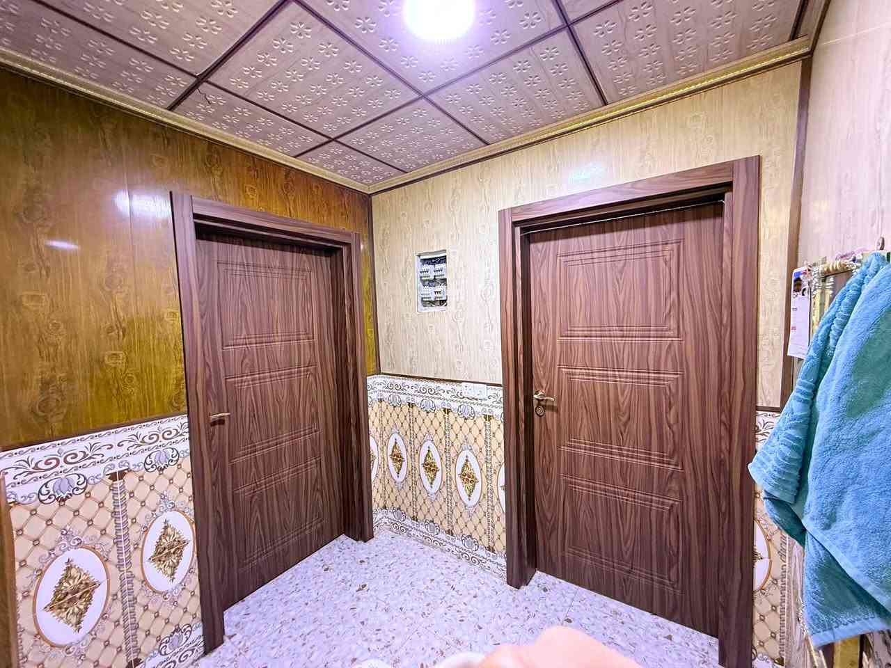 السلام عليكم بيت مساحة ٢٠٠ متر  📍كاطون الرازي قرب مرطبات البلور الفرع ٢   قريب ع شارع العام  بفرع محلات ابو رافد  

لبيت طابو صرف  ط الاول وثاني سقوف ثانويه وط الاول سيراميك وثاني كاشي متكون من 
غرفه نوم طابق الارضي 
واستقبال وصاله ومطبخ  وكلدور وترك 
 وغرفتين نوم طابق ثاني وسطح ❤️
وحديقه 🏡🏡
ومجاري خارجية كامله. كافة الخدمات  والمي ٢٤ ساعه  🚰🚰

 حمامات خارجي وتوليت  شرقي وغربي. 🚽 وحمام داخلي🛁 

السعر ١٤٠ 💵💵وبي مجال بسيط 

التواصل *********** موجود وتساب
