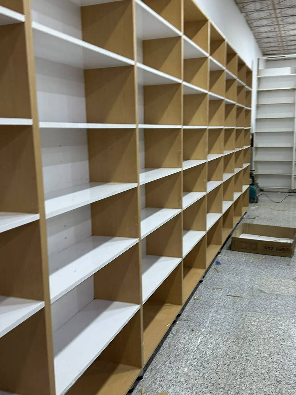 تجهيزات محلات تجارية وسوبر ماركت للبيع 🛒✨متوفر لدينا رفوف عرض متينة وعالية الجودة، مناسبة لجميع الأنشطة التجارية (سوبر ماركت، مخازن، صيدليات، أو محلات كوزمتك) بحالة ممتازة / الأنواع المتوفرة: رفوف جدارية، وسطية (جزيرة)، وفاترينات عرض.الموقع: [ميسان/ العمارة/أبو رمانة].📞 للاستفسار ومعرفة الأسعار، يرجى مراسلة الصفحة أو الاتصال على الرقم: ✅ 
***********سيد يونس الياسري 
***********سيد علي الياسري 
*********** محمد الياسري
*********** واتساب 
 واتساب واتصال

