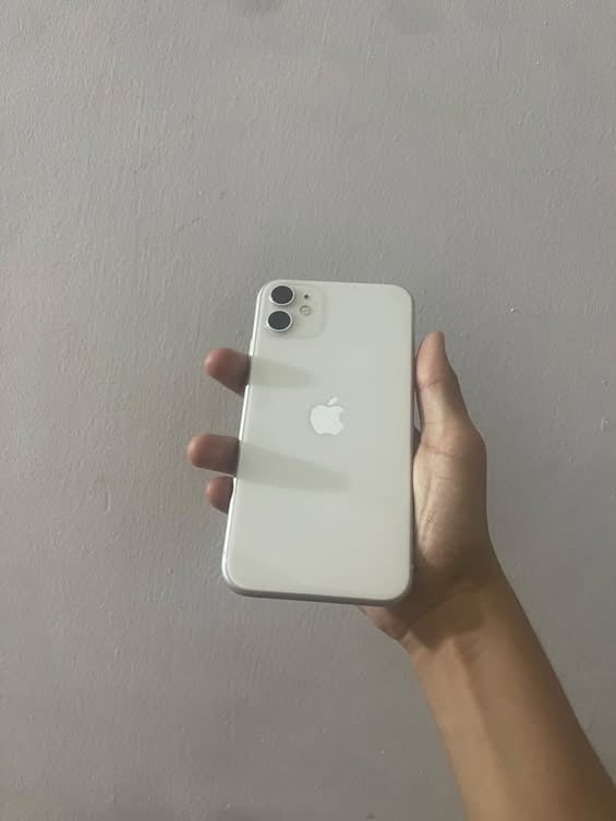 ‏السلام عليكم جهاز iPhone 11 العادي اللون الأبيض الذاكرة 128 الجهاز خرافي ما مبدل أي شيء مقفول كفالة عامة شخط ما أبي السعر 300 وبي مجال الطيبي