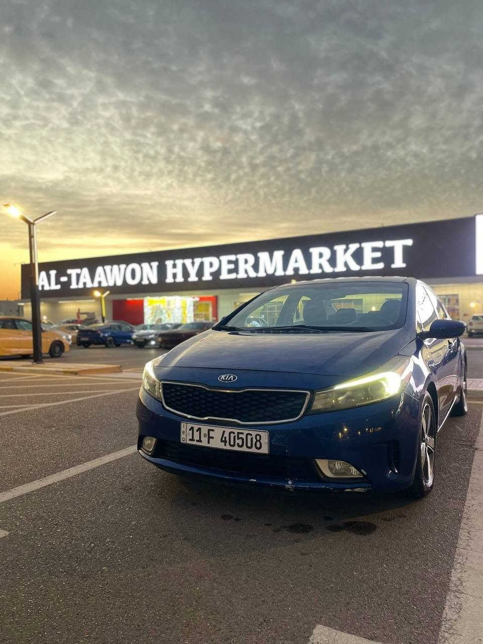 كيا فورتي (Kia Forte) موديل 2018 - للبيع
​للبيع سيارة كيا فورتي موديل 2018  لون جويتي مميز، السيارة بحالة ممتازة وجاهزة للاستخدام بدون أي مصاريف إضافية.
ماشيه 70 الف ميل
​مواصفات ومميزات السيارة:
ثلاث انظمه قياده ايكو،نورمل،سبورت.مثبت سرعه 
​الموديل والمحرك: موديل 2018، محرك 2.0L دوش نشط واقتصادي جداً بالبنزين. كير at المرغوب
​المواصفات: مواصفات كندية، شاشة لمس  مع تحكم كامل جهتين بالستيرن، تدفئه كشنات، كشافات أماميّة، وحاجب لد 
​الداخلية: دواخل السيارة نظيفة جداً بحالة الشركة، تدفئة وتبريد ثلج🥶
​الرقم: رقم بغداد مميز حلو بأسمي التحويل ثاني يوم 
​مكان المعاينة: بغداد الكرخ (الري)
​للتواصل والاستفسار: الاتصال على الرقم (***********) واتساب
