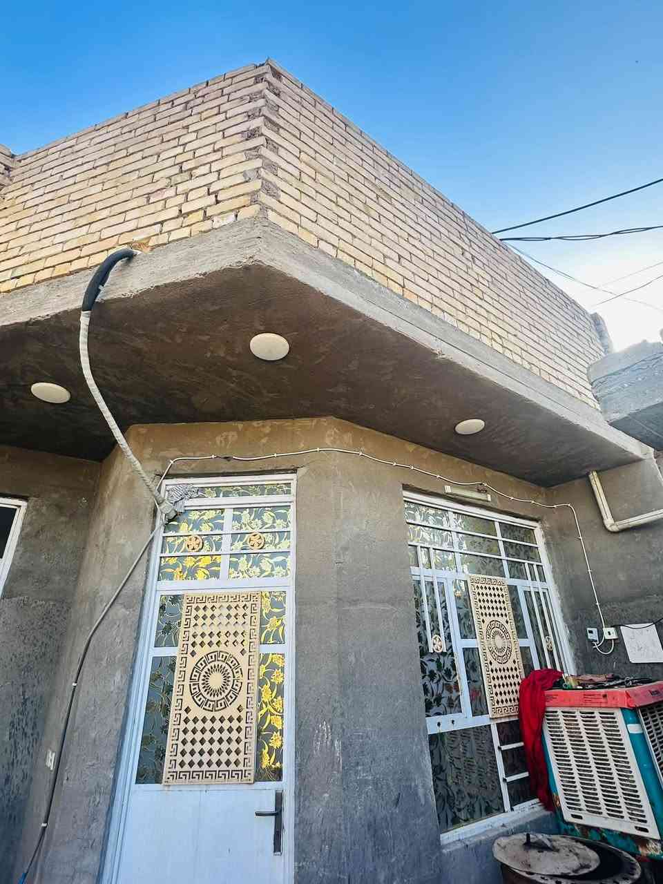 سلام عليكم بيت في حي دجله المربع الاول شارع معرض الحره البيت عل شارع 12 مو بداخل الفرع المساحه 160 الواجهه 8 ونزال 20 يحتوي عل 3 غرف واستقبال ومطبخ وصحيات داخليه وخارجيه بيت تسليح سند 25 زراعي الاستفسار ***********
