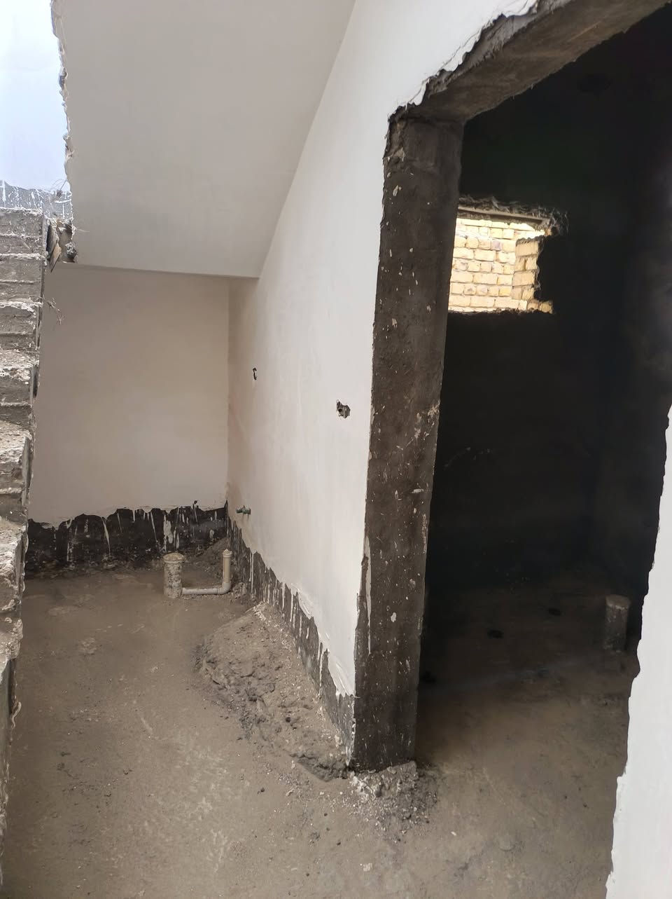 سلام عليكم
#بيت للبيع.
الموقع /مجمع الرياض السكني /حي النفط /قرب مجمع الدوحة السكني.
مساحة البيت 200 متر / البناء 160 متر.
غرف عدد٢
صاله
استقبال
مطبخ
صحيات داخلية وخارجية
باقي فقط سيراميك وارضية ويكمل. 
البيت مشتري ع مبادرة المصرف العقاري بالاقساط.
مطلوب مقدمة 35 مليون بالاضافه إلى الأقساط المدفوعه
للاستفسار أكثر الاتصال على الرقم
***********
